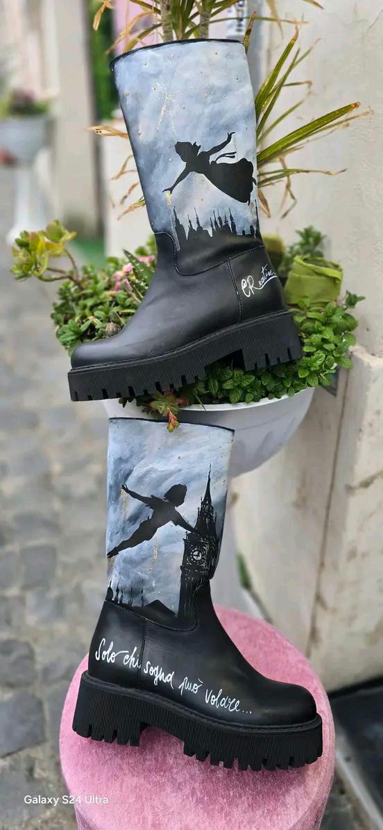 Stivale Dipinto a Mano con Personaggi di Peter Pan - Solo chi sogna può volare 🧩 *Coordinabile su richiesta:* È possibile ordinare *un portafoglio , una borsa o un giacchetto perfettamente abbinato* con lo stesso stile e soggetto ! Aggiungi un tocco di magia al tuo look con questi stivali dipinti a mano, ispirati al mondo incantato di Peter Pan! Ogni paio è realizzato con cura e dettagli, con due personaggi di Peter Pan che volano nel cielo, accompagnati da uno sfondo mozzafiato. La frase "Solo chi sogna p