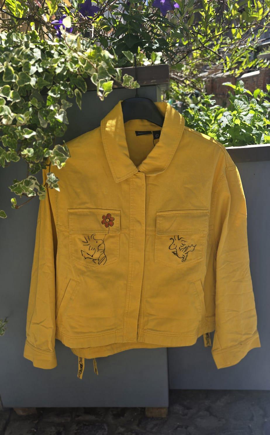 *Giacca Dipinta a Mano – Snoopy + Love ❤️🎨* Un capo originale, allegro e pieno di personalità! Questa *giacca dipinta a mano* ha come protagonista *Snoopy*, accompagnato da altri personaggi del mondo Peanuts e da una grande scritta decorativa *"LOVE"* sul retro. Perfetta per chi ama distinguersi con stile e dolcezza. 🧥 *Dettagli del prodotto:* - Giacca in jeans (disponibile anche in pelle su richiesta) - Taglia personalizzabile