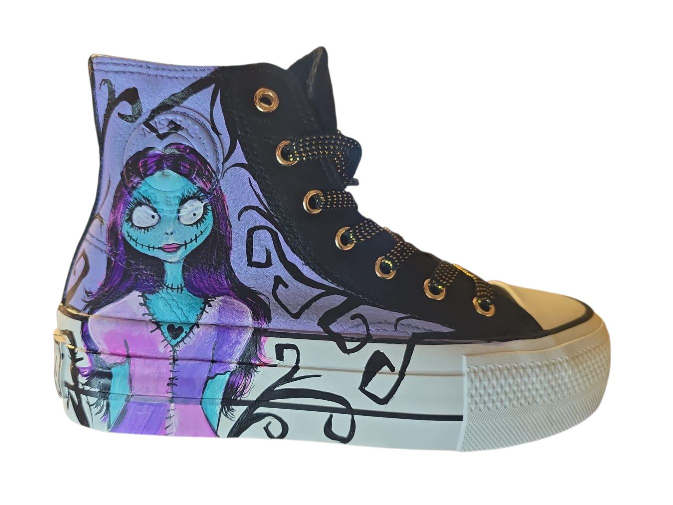 Scarpe dipinte a mano: Jack &amp; Sally (Nightmare Before Christmas)* Scarpe dipinte interamente a mano con soggetto ispirato a Jack e Sally, i celebri protagonisti del mondo incantato e gotico di "Nightmare Before Christmas". Un design artistico e curato nei minimi dettagli, perfetto per chi ama l’atmosfera magica e fuori dal comune di questa storia. 🖌️ *Pezzo unico* realizzato artigianalmente 🎨 Personalizzabile su richiesta (personaggi, nomi, frasi) 👟 Modello in pronta consegna: numero 38 📩 Contattami