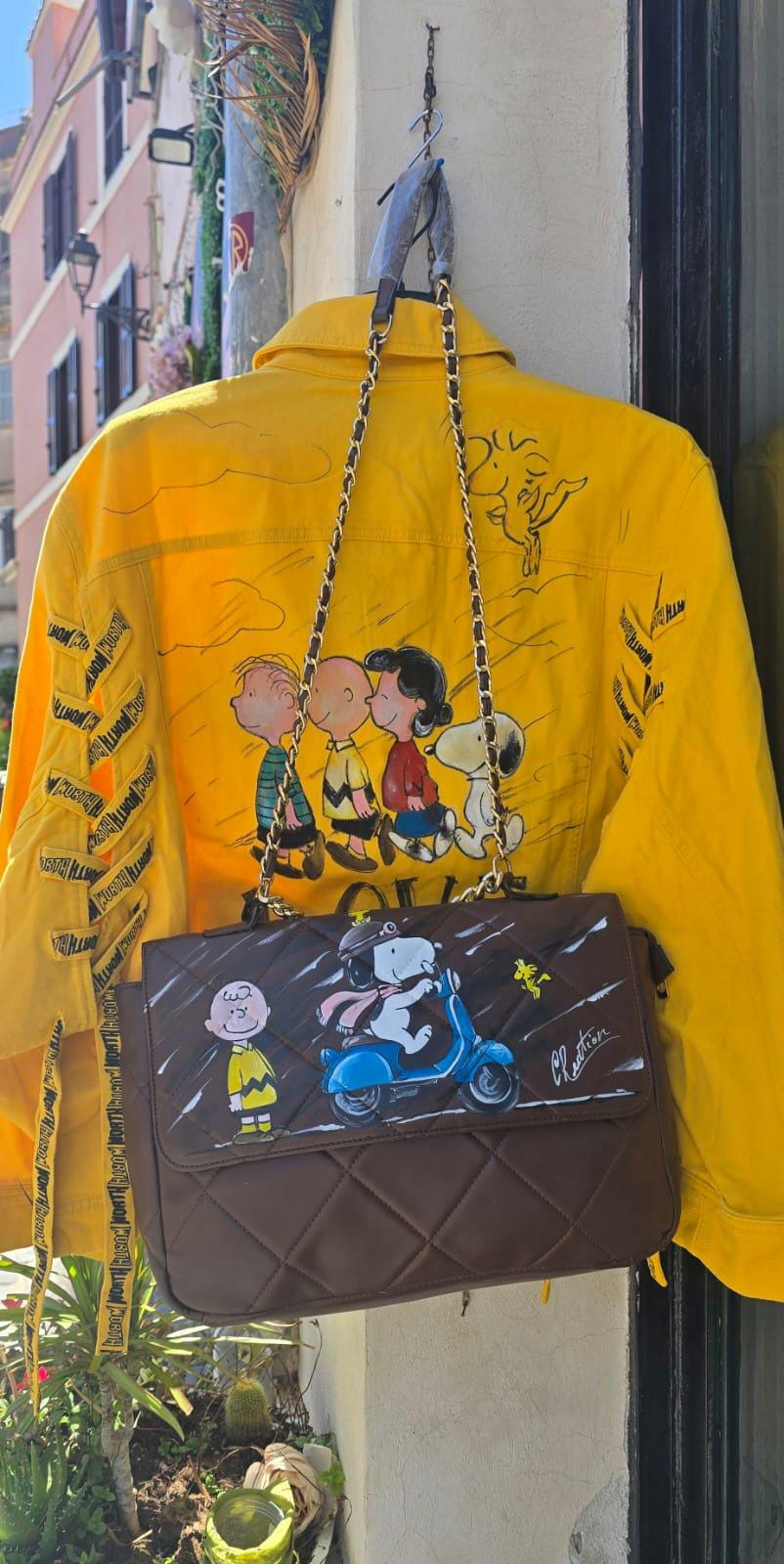 *Borsa Dipinta a Mano – Snoopy 🐶🎨* Una borsa unica che unisce arte, dolcezza e personalità! Realizzata in *ecopelle* e *dipinta interamente a mano* con colori acrilici di alta qualità, questa borsa ha come soggetto principale il tenerissimo *Snoopy*, personaggio amatissimo del mondo dei Peanuts. Perfetta per chi cerca uno stile originale e artigianale da portare sempre con sé!