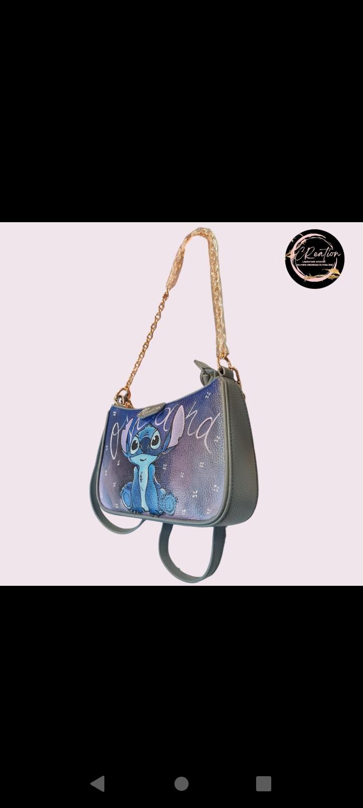 Set Borsa + Portafoglio Dipinti a Mano - Stitch con Scritta "Ohana" - Accessori Unici e Artigianali Descrizione: Aggiungi un tocco di magia e amore familiare al tuo stile con questo set esclusivo di borsa e portafoglio, entrambi dipinti a mano con il simpatico Stitch e la scritta "Ohana". Questo set, ispirato al famoso personaggio di Lilo &amp; Stitch