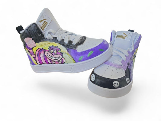 *Scarpe Puma dipinte a mano – Uomo/Donna 👟🎨* Un paio unico nel suo genere: una scarpa raffigura lo *Stregatto* di Alice nel Paese delle Meraviglie, l’altra il mitico *Jack di Nightmare Before Christmas*. Realizzate interamente a mano con *colori acrilici professionali*, resistenti all’usura e agli agenti atmosferici. 💡 Il prodotto non è in pronta consegna: spedizione entro *10 giorni lavorativi*, il tempo necessario per reperire la scarpa nella *misura richiesta*. Perfette per amanti dell’arte, dei carto