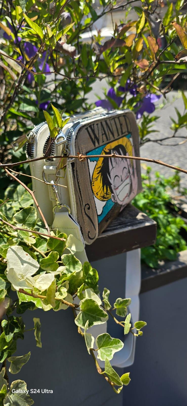 *Borsa Dipinta a Mano – Rubber Cappello di Paglia (One Piece) 🏴☠️🎨* Un accessorio unico per veri fan di One Piece! Questa *borsa in ecopelle dipinta a mano* ha come soggetto principale *Rubber (Luffy)* con il suo iconico *cappello di paglia*, simbolo di libertà e avventura. Realizzata con *colori acrilici professionali*, ogni borsa è un pezzo artigianale unico, perfett