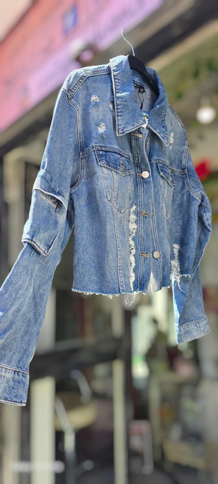 Giacca Donna Dipinta a Mano – Minnie 🎨🎀 🧩 *Coordinabile su richiesta:* È possibile ordinare *un portafoglio , una borsa o delle scarpe perfettamente abbinate* con lo stesso stile e soggetto ! Un tocco di dolcezza e stile senza tempo! Questa giacca in jeans da donna taglia L è dipinta interamente a mano con colori acrilici professionali, e ha come protagonista la storica e iconica Minnie, compagna inseparabile di Topolino e simbolo dell’infanzia di generazioni. Ogni dettaglio è curato con amore e precisio