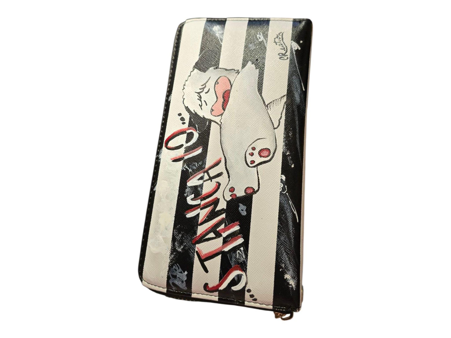 *Portafoglio Dipinto a Mano – “Stanca io…” | Ispirazione Vintage* Un portafoglio artigianale unico, decorato interamente a mano con colori acrilici resistenti e lavabili. Il protagonista è un tenero personaggio dallo stile retrò, con un’espressione che racconta tutta la stanchezza (e dolcezza!) della giornata, accompagnato dalla frase “Stanca io…”. 🎨 *Dettagli prodotto:* - Realizzato in ecopelle - Dipinto a mano con colori acrilici di alta qualità - Lavabile delicatamente a mano o fino a 40°C in lavatrice