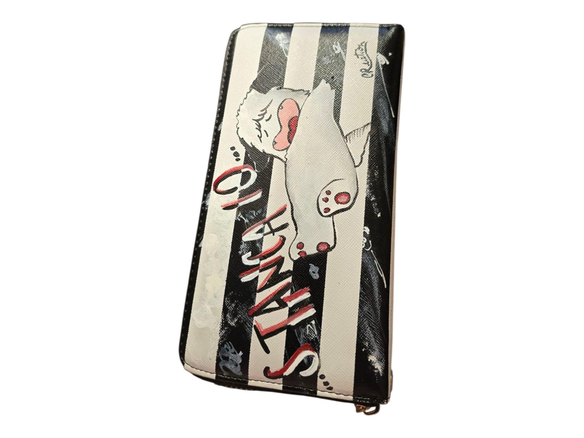 *Portafoglio Dipinto a Mano – “Stanca io…” | Ispirazione Vintage* Un portafoglio artigianale unico, decorato interamente a mano con colori acrilici resistenti e lavabili. Il protagonista è un tenero personaggio dallo stile retrò, con un’espressione che racconta tutta la stanchezza (e dolcezza!) della giornata, accompagnato dalla frase “Stanca io…”. 🎨 *Dettagli prodotto:* - Realizzato in ecopelle - Dipinto a mano con colori acrilici di alta qualità - Lavabile delicatamente a mano o fino a 40°C in lavatrice