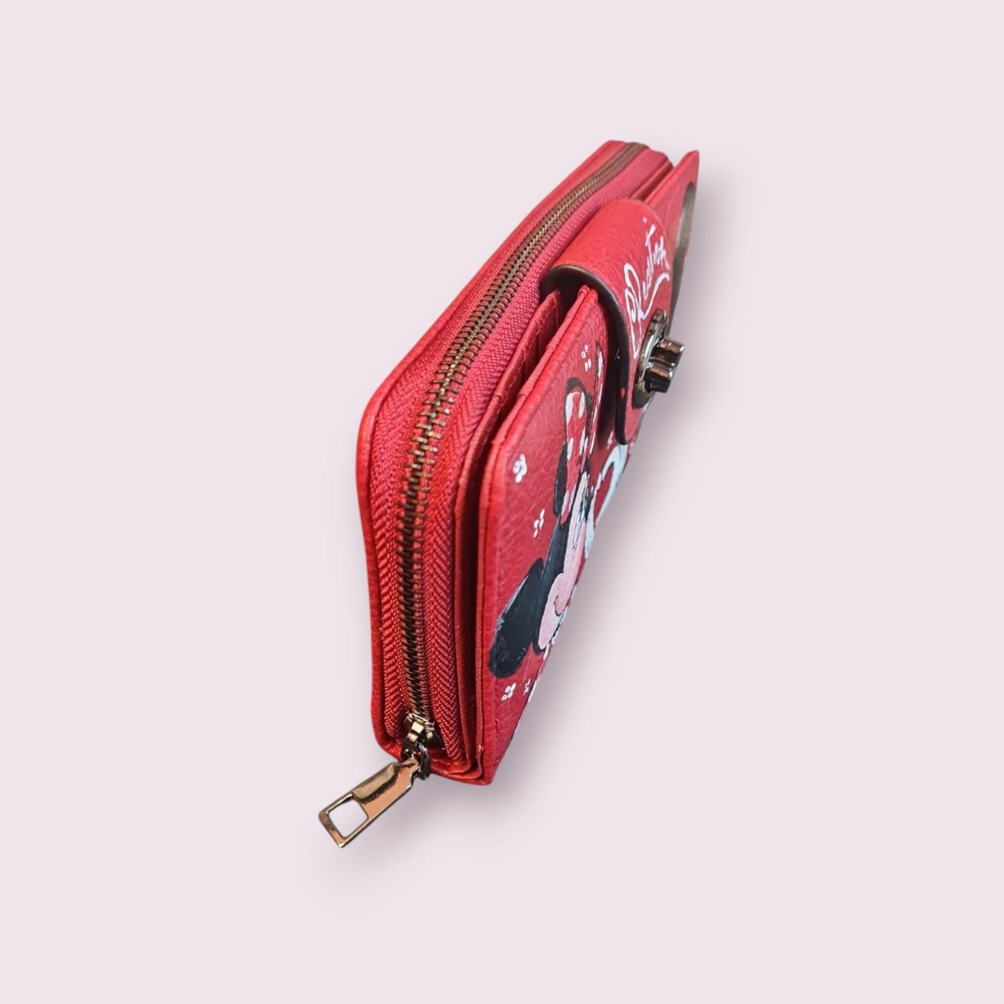 Portafoglio dipinto a mano "Minnie &amp; Topolino" *Portafoglio Dipinto a Mano – Topo Gigio con Frase Celebre "Volevo Essere un Duro"* Questo portafoglio artigianale è un pezzo unico, dipinto a mano con la celebre immagine di Topo Gigio e la frase "Volevo essere un duro", ispirata a una canzone iconica di Sanremo. Realizzato in *ecopelle* di alta qualità, ogni portafoglio è personalizzato con colori acrilici resistenti