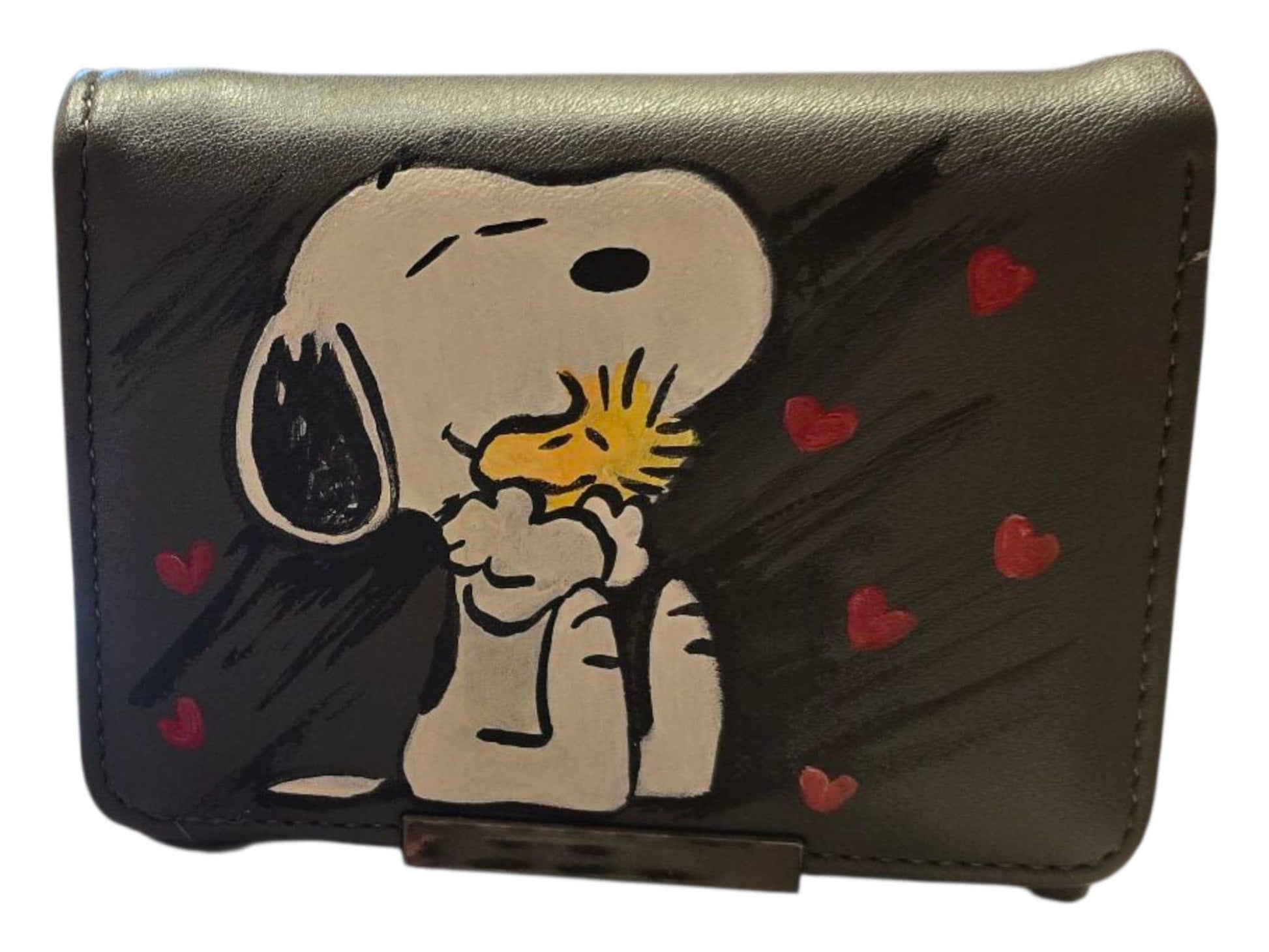 *Portafoglio Dipinto a Mano – Snoopy &amp; Woodstock ❤️🎨* Un portafoglio dolcissimo e originale con protagonista *Snoopy*, il celebre cane dei Peanuts, insieme al suo inseparabile amico *Woodstock*, circondati da cuoricini rossi. Realizzato in ecopelle e *dipinto interamente a mano* con colori acrilici professionali, è perfetto per chi ama distinguersi con stile e tenerezza