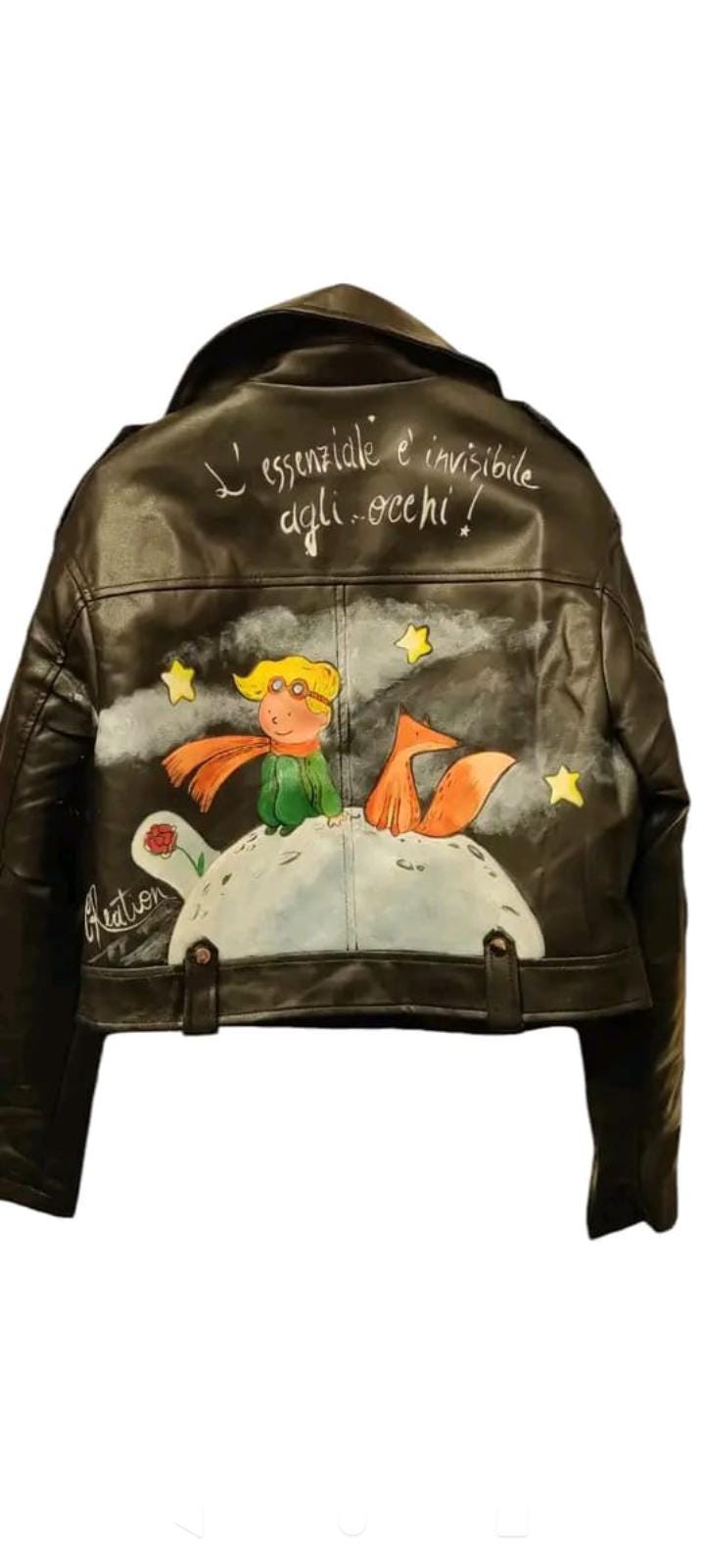 Giacca Dipinta a Mano - Il Piccolo Principe | Moda Unica e Ispiratrice 🧩 *Coordinabile su richiesta:* È possibile ordinare *un portafoglio , una borsa o un giacchetto perfettamente abbinato* con lo stesso stile e soggetto ! Aggiungi un tocco di magia e poesia al tuo guardaroba con questa giacca dipinta a mano, che celebra il leggendario personaggio de Il Piccolo Principe. Realizzata con amore e passione, questa giacca è un'opera d'arte da indossare, perfetta per chi cerca un capo unico che racconti una sto
