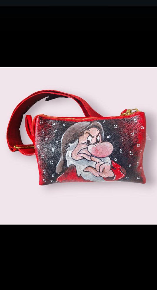 Borsa a Tracolla con Zip Dipinta a Mano - Brontolo | Biancaneve e i Sette Nani | Accessorio Unico e Originale 🧩 *Coordinabile su richiesta:* È possibile ordinare *un portafoglio o un giacchetto perfettamente abbinato* con lo stesso stile e soggetto ! Aggiungi un tocco di magia e personalità al tuo stile con questa borsa a tracolla dipinta a mano, che raffigura il caratteristico e burbero Brontolo di Biancaneve e i Sette Nani