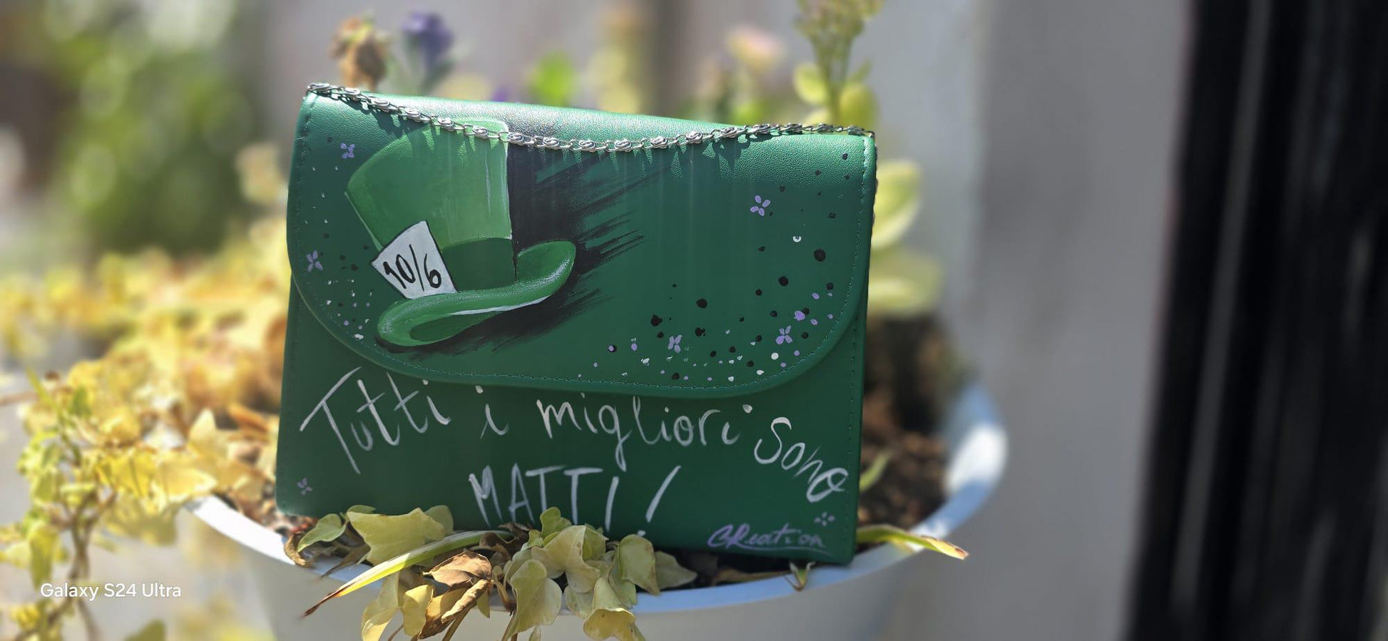 *Borsa Dipinta a Mano – Cappellaio Matto 🎩✨* Un pezzo unico e originale per chi ama il mondo incantato di Alice nel Paese delle Meraviglie! Questa borsa in ecopelle è interamente *dipinta a mano* con colori acrilici professionali e sigillata per durare nel tempo. Il *soggetto principale* è l’iconico *cappello del Cappellaio Matto*, accompagnato dalla celebre frase: *“Tutti i migliori sono matti”*