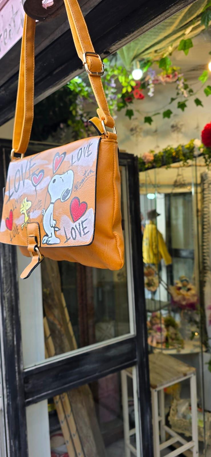 *Borsa Dipinta a Mano con Snoopy – “Love” e cuoricini – Ecopelle – Personalizzabile* 💌 *Coordinabile su richiesta:* È possibile ordinare *un portafoglio o un giacchetto abbinato* con lo stesso stile e soggetto! *Descrizione:* Questa borsa dipinta a mano celebra il dolcissimo *Snoopy*, accompagnato dalla scritta *“Love”* e tanti cuoricini ❤️🐾 Un accessorio tenero e colorato, pensato per chi vuole esprimere affetto, allegria e romanticismo con stile. • *Materiale:* Pelle/Ecopelle di alta qualità