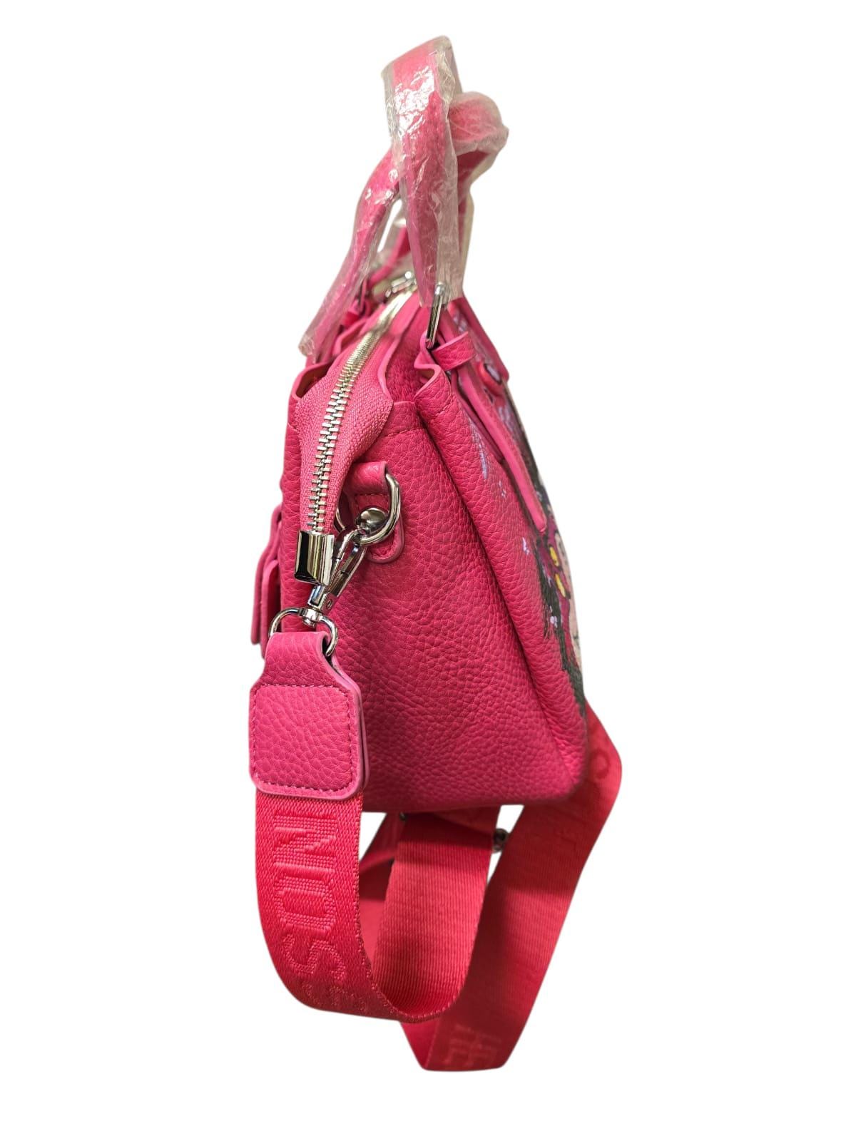 Borsa dipinta a mano – Stregatto + frase “Tutti i migliori sono matti” – Unica e personalizzabile *Descrizione:* 🎨 Borsa artigianale dipinta interamente a mano, realizzata in *pelle o ecopelle di alta qualità* e decorata con *colori acrilici professionali*, resistenti all'acqua e all'usura. Il soggetto principale è lo *Stregatto*, iconico personaggio di “Alice nel Paese delle Meraviglie”, accompagnato dalla frase *“Tutti i migliori sono matti”*, perfetta per chi ama distinguersi con stile e creatività!