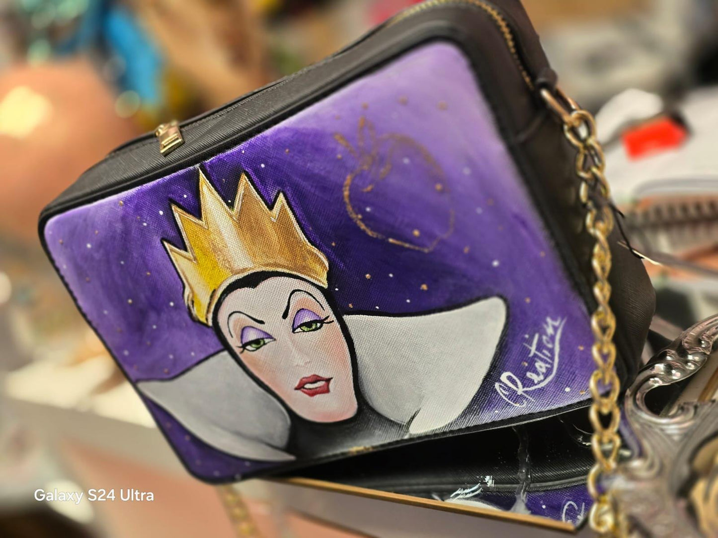 Borsa dipinta a mano ispirata alla Regina Grimilde Materiale: Ecopelle | Misure: 27 cm (lunghezza) x 8 cm (profondità) x 16 cm (altezza) 🧩 *Coordinabile su richiesta:* È possibile ordinare *un portafoglio o un giacchetto perfettamente abbinato* con lo stesso stile e soggetto