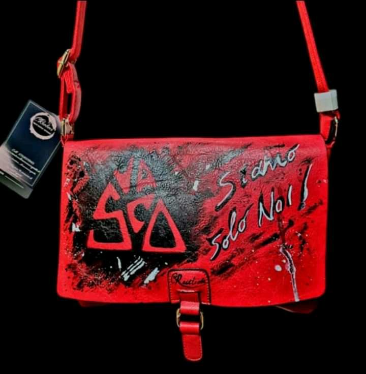 Borsa Dipinta a Mano – Simbolo Vasco Rossi &amp; "Siamo Solo Noi" 🎸🔥 Un’icona, un inno, uno stile di vita: "Siamo solo noi" è molto più di una canzone, è la voce di un’intera generazione. Questa borsa dipinta a mano celebra Vasco Rossi attraverso il suo inconfondibile simbolo e una delle frasi più potenti della musica italiana. Realizzata con colori acrilici di alta qualità su ecopelle resistente, è pensata per chi ha il rock nel cuore e la libertà nell’anima. 🎨🖤 🧩 *Coordinabile su richiesta:* È possib