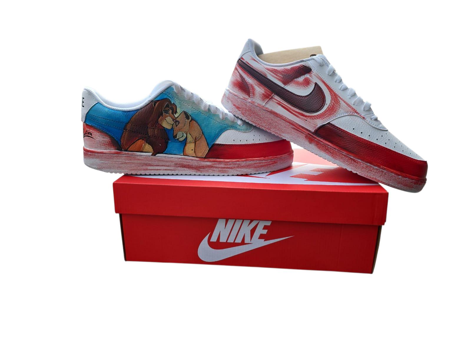 Scarpe Nike dipinte a mano • Il Re Leone e Nala • Scarpe personalizzate unisex • Arte su scarpe • Coordinato disponibile *Descrizione:* 🎨 Scarpe uniche dipinte a mano con soggetto principale *Il Re Leone* e la sua compagna Nala, tratte dal celebre cartone animato amato da generazioni. 👟 Modello Nike unisex, realizzabile su richiesta in *tutte le taglie*, uomo o donna. 🖌️ Ogni paio è un pezzo unico, realizzato con *colori acrilici professionali* resistenti all'acqua e al tempo, su *scarpe originali di alt