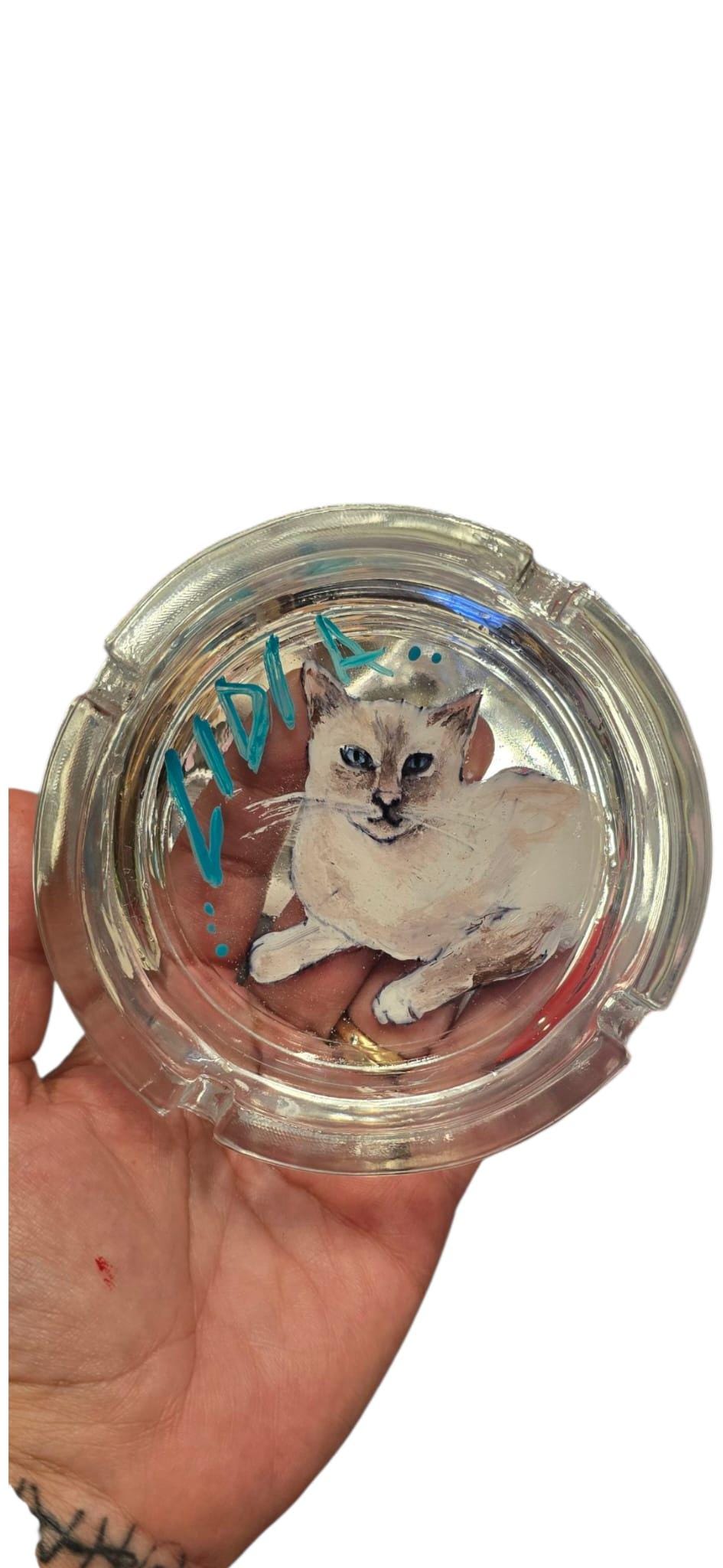 Posacenere Dipinto a Mano – Animale del Cuore Personalizzato 🐾 *Descrizione:* Posacenere artigianale dipinto interamente a mano con il soggetto del tuo *animale del cuore*: cane, gatto o altro animale speciale che vuoi portare sempre con te, anche in un oggetto quotidiano