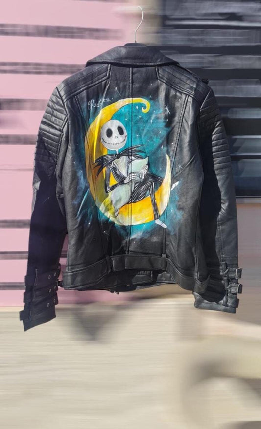 Giacca Dipinta a Mano - Jack Skellington | Nightmare Before Christmas | Arte su Giacca Unica 🧩 *Coordinabile su richiesta:* È possibile ordinare *un portafoglio , una borsa o un giacchetto perfettamente abbinato* con lo stesso stile e soggetto ! Porta la magia di The Nightmare Before Christmas nel tuo guardaroba con questa giacca dipinta a mano che raffigura il leggendario Jack Skellington! Ogni giacca è realizzata con cura, utilizzando colori acrilici di alta qualità che garantiscono durata e un effetto v