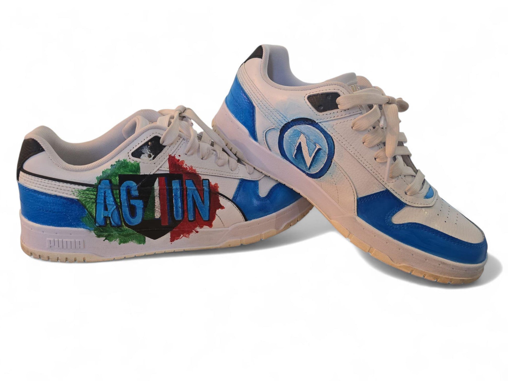 Scarpe Puma dipinte a mano – Maradona &amp; Scudetto Napoli • Arte da indossare • Custom sneakers --- *Descrizione prodotto:* ⚽ *Scarpe Puma dipinte a mano – Diego Armando Maradona &amp; Scudetto Napoli* Un omaggio unico e potente al Pibe de Oro e alla grandezza del Napoli. Un'opera d’arte da indossare, creata interamente a mano con *colori acrilici professionali*, resistenti a usura e intemperie. 👟 Ogni dettaglio è curato con passione: il ritratto di *Maradona*, i colori del *Napoli* e il simbolico *scude