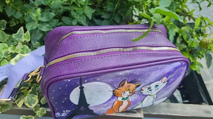 "Borsa Aristogatti dipinta a mano in ecopelle | Lavabile fino a 40°C | Unica e artigianale" 🧩 *Coordinabile su richiesta:* È possibile ordinare *un portafoglio o un giacchetto perfettamente abbinato* con lo stesso stile e soggetto ! Descrizione: Questa borsa artigianale è un omaggio ai dolcissimi Aristogatti! Dipinta a mano con colori acrilici di alta qualità su ecopelle resistente, è l'accessorio perfetto per gli amanti dell'arte e dei classici Disney. La foto mostrata si riferisce a un prodotto già vendu