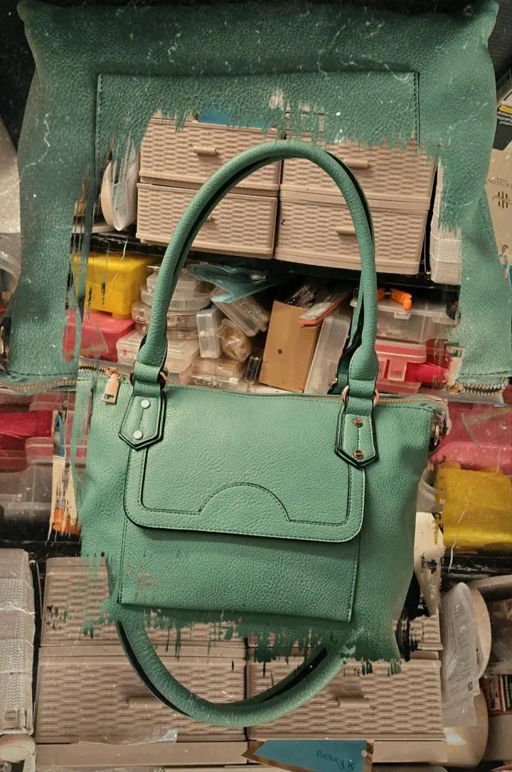 Borsa Dipinta a Mano con Cappellaio Matto - “Tutti i migliori sono matti” - Ecopelle - Personalizzabile 🧩 *Coordinabile su richiesta:* È possibile ordinare *un portafoglio o un giacchetto perfettamente abbinato* con lo stesso stile e soggetto ! Descrizione: Questa borsa dipinta a mano è un omaggio al famoso Cappellaio Matto, personaggio iconico del celebre cartone animato.