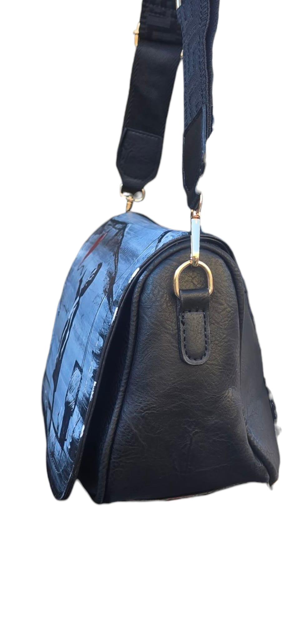 *Borsa dipinta a mano – Ispirata a Banksy 🎈* Soggetto principale: *Bambina con il palloncino a forma di cuore*, una delle opere più iconiche dell’artista Banksy, reinterpretata a mano su una borsa unica. Questa borsa non è solo un accessorio, ma un vero e proprio pezzo d’arte da indossare: ogni dettaglio è realizzato con cura e passione, su base in ecopelle/pelle.