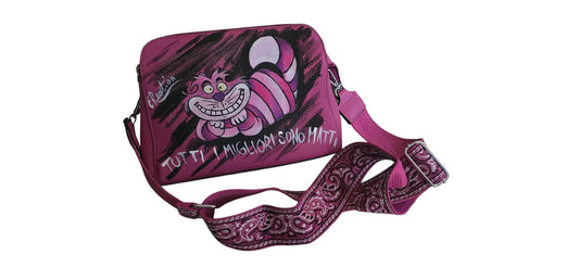 ✨ Il Soggetto: Lo Stregatto (Cheshire Cat)*
Porta con te il fascino del Paese delle Meraviglie con questa borsa in ecopelle, dipinta interamente a mano. Il protagonista è lo Stregatto, con il suo sorriso inconfondibile e i suoi colori vibranti, riprodotto con cura nei dettagli per chi ama il mistero e gli accessori che catturano lo sguardo.