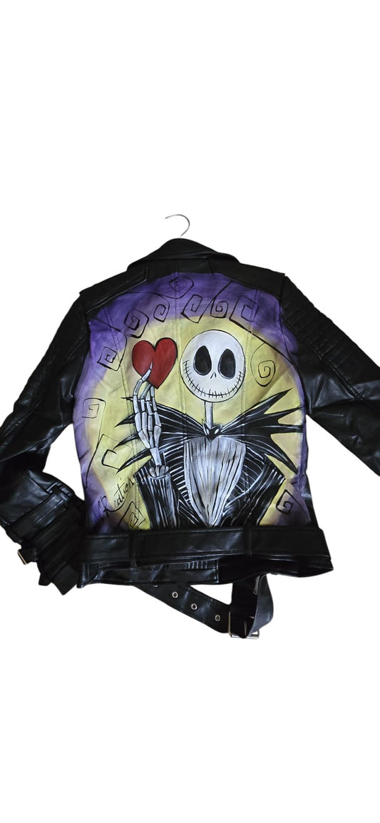 Borsa Dipinta a Mano – La Magia di Jack Skeleton sempre con te! 💀🎃
Aggiungi un tocco di fascino dark e poetico al tuo outfit con questa splendida giacca dipinta a mano dedicata a Jack Skeleton! Che sia ritratto mentre canta alla luna o insieme alla sua amata Sally, lo stile inconfondibile del Re di Halloween renderà il tuo accessorio unico e irresistibile.