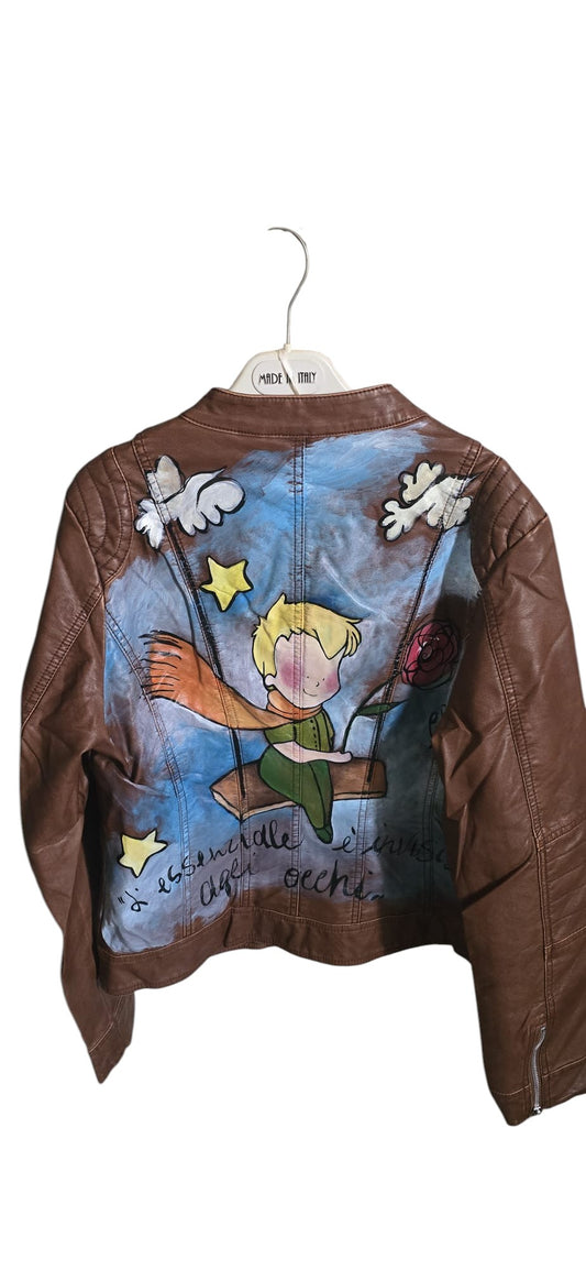Giacca Dipinta a Mano – La Magia del Piccolo Principe sempre con te! 🌹✨
Aggiungi un tocco di poesia e incanto al tuo outfit con questa splendida giacca dipinta a mano dedicata al Piccolo Principe! Che sia ritratto sul suo asteroide B612, mentre cura la sua Rosa o nel celebre incontro con la Volpe, lo stile sognante del capolavoro di Saint-Exupéry renderà il tuo capo unico e irresistibile.