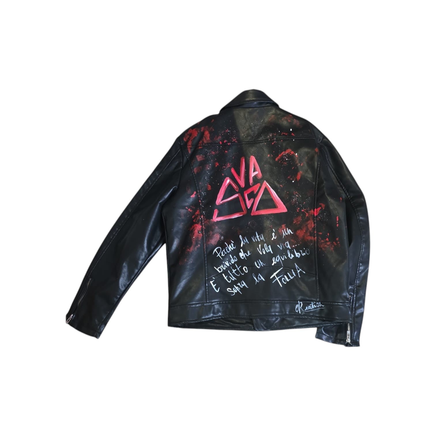 Giacca Dipinta a Mano – L'anima del Rock di Vasco sempre con te! 🎸🔥
Aggiungi un tocco di grinta e ribellione al tuo outfit con questa splendida giacca dipinta a mano dedicata a Vasco Rossi! Che sia l'iconico profilo del Komandante o una citazione della tua canzone preferita, lo stile inconfondibile del rocker più amato d'Italia renderà il tuo capo unico e irresistibile.