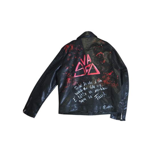 Giacca Dipinta a Mano – L'anima del Rock di Vasco sempre con te! 🎸🔥
Aggiungi un tocco di grinta e ribellione al tuo outfit con questa splendida giacca dipinta a mano dedicata a Vasco Rossi! Che sia l'iconico profilo del Komandante o una citazione della tua canzone preferita, lo stile inconfondibile del rocker più amato d'Italia renderà il tuo capo unico e irresistibile.