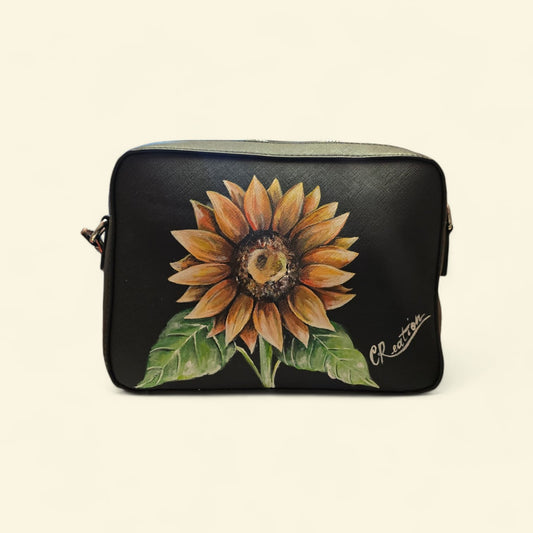 *✨ Il Soggetto: Il Girasole*
Simbolo di gioia, ottimismo e solarità, questo splendido fiore è il protagonista assoluto di questa borsa in ecopelle, dipinta interamente a mano. Ogni petalo è realizzato con cura per donare profondità e brillantezza, perfetto per chi ama la natura e gli accessori che sanno distinguersi con eleganza e calore.