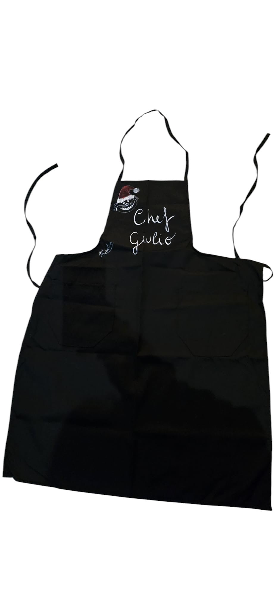 Questo non è un grembiule stampato, ma un capo d'abbigliamento da lavoro dipinto interamente a mano con pennello e colori per tessuto. Ogni pezzo riflette la passione di chi lo indossa, rendendolo il regalo perfetto per appassionati di cucina, grigliatori della domenica o aspiranti professionisti.
