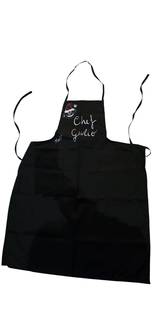 Questo non è un grembiule stampato, ma un capo d'abbigliamento da lavoro dipinto interamente a mano con pennello e colori per tessuto. Ogni pezzo riflette la passione di chi lo indossa, rendendolo il regalo perfetto per appassionati di cucina, grigliatori della domenica o aspiranti professionisti.