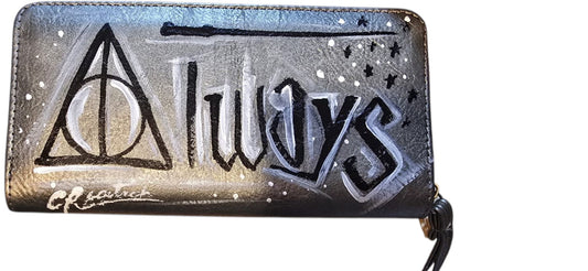 Portafoglio Dipinto a Mano – Omaggio a Harry Potter: "Always" ⚡✨
Per i veri fan che hanno lasciato il cuore tra le mura di Hogwarts, ecco un accessorio che racchiude uno dei momenti più emozionanti della saga. Questo portafoglio dipinto a mano è dedicato alla memoria e alla promessa di Severus Piton, con l'iconica scritta "Always"