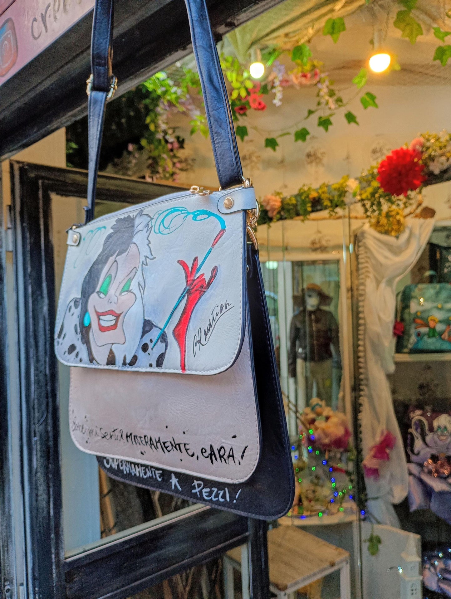 Lasciati conquistare dal fascino ribelle e dallo stile inconfondibile di *Crudelia De Mon*, protagonista di questa *borsa dipinta a mano*. Un accessorio iconico, perfetto per chi ama distinguersi con carattere e un tocco di ironia dark