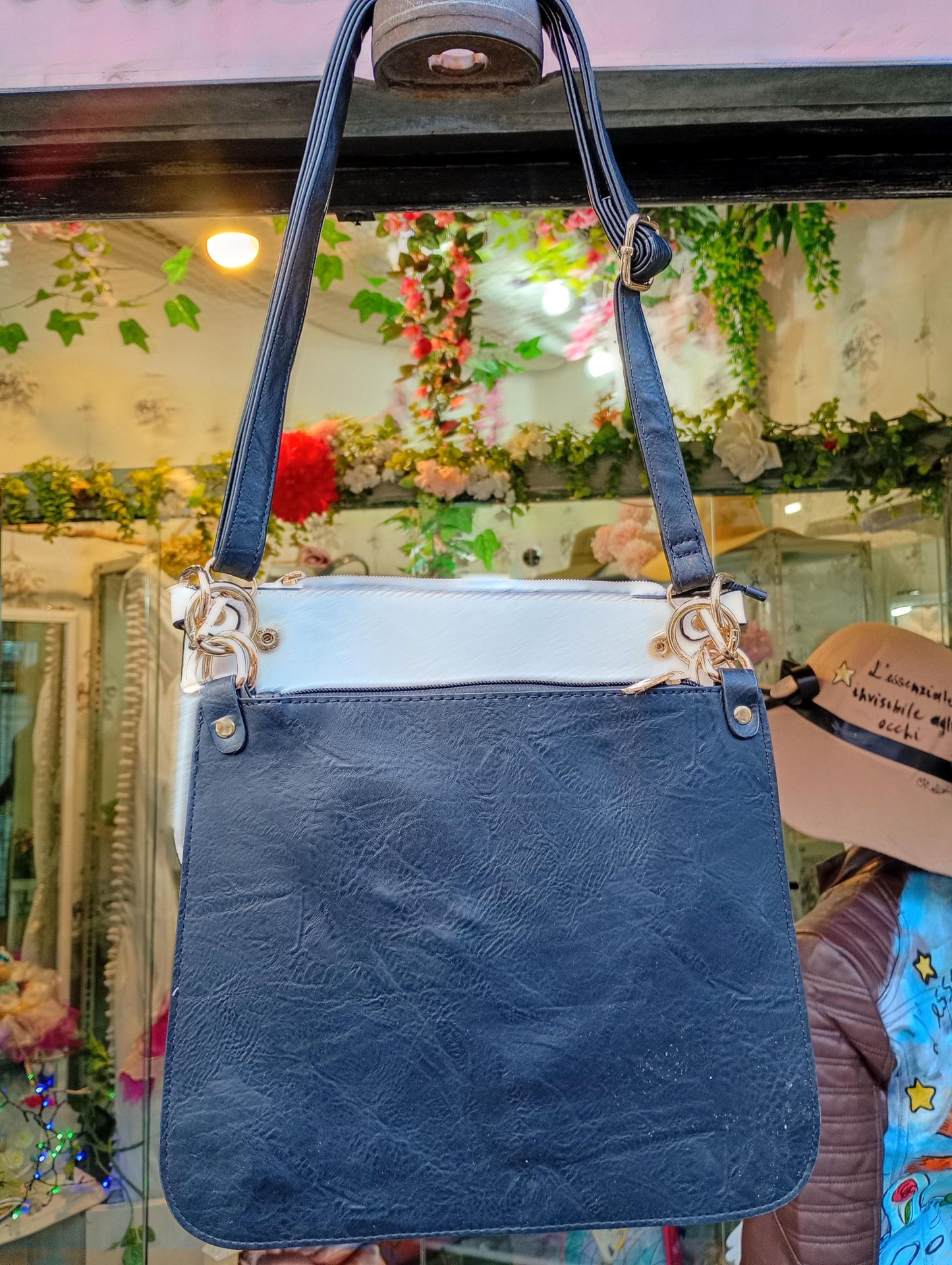 Lasciati conquistare dal fascino ribelle e dallo stile inconfondibile di *Crudelia De Mon*, protagonista di questa *borsa dipinta a mano*. Un accessorio iconico, perfetto per chi ama distinguersi con carattere e un tocco di ironia dark