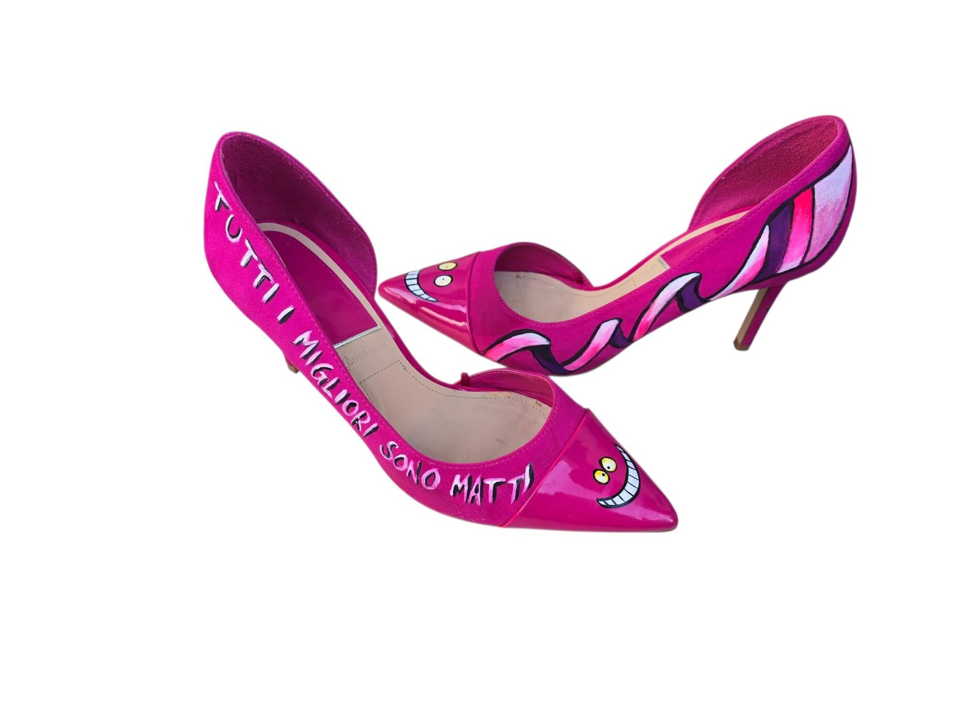 Porta ai tuoi piedi la magia del mondo incantato con queste scarpe con il tacco dipinte a mano, ispirate al mitico Stregatto! Un mix perfetto di stile, ironia e originalità… per chi non ha paura di farsi notare! 😺💫