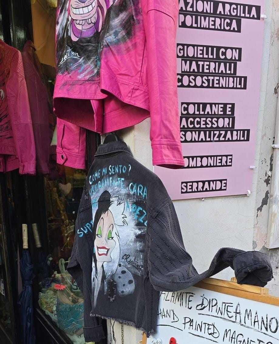 Scopri la potenza dello stile con questa giacca in pelle/eco-pelle dipinta a mano, ispirata a una delle icone più forti e amate: Crudelia De Mon. Un look audace, ironico e artistico per chi ama distinguersi senza compromessi.