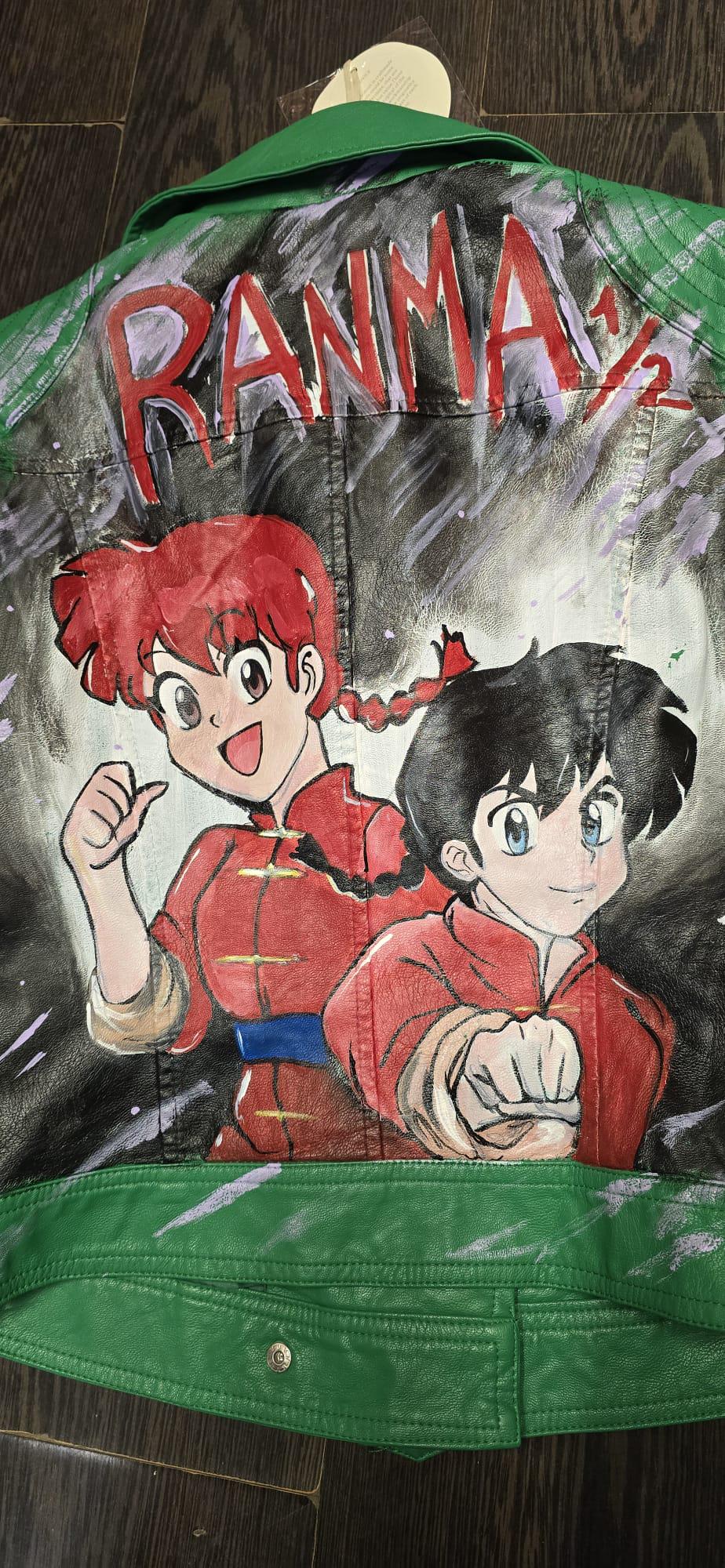🎨 Porta il fascino degli anime nel tuo stile!  
Questa giacca dipinta a mano raffigura Ranma, l'iconico protagonista dell’amatissimo cartone giapponese. Un capo unico e grintoso, perfetto per chi ama distinguersi con un tocco creativo e originale.