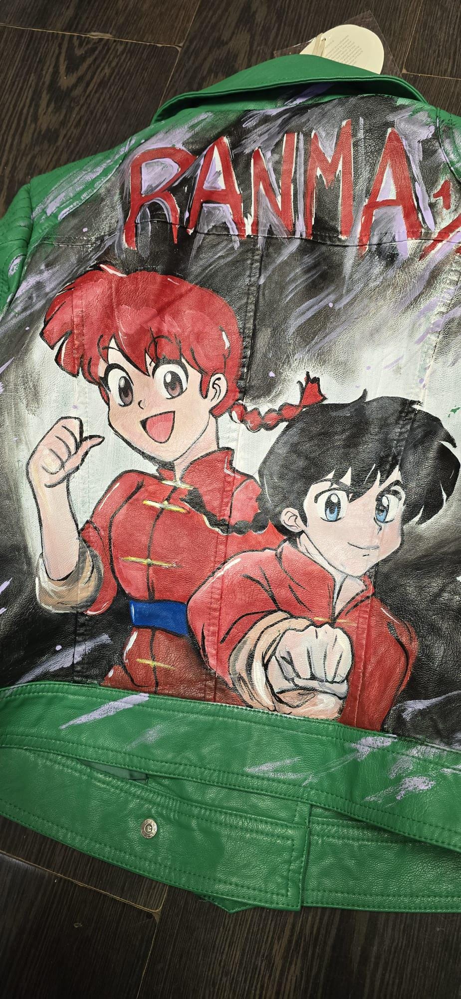 🎨 Porta il fascino degli anime nel tuo stile!  
Questa giacca dipinta a mano raffigura Ranma, l'iconico protagonista dell’amatissimo cartone giapponese. Un capo unico e grintoso, perfetto per chi ama distinguersi con un tocco creativo e originale.
