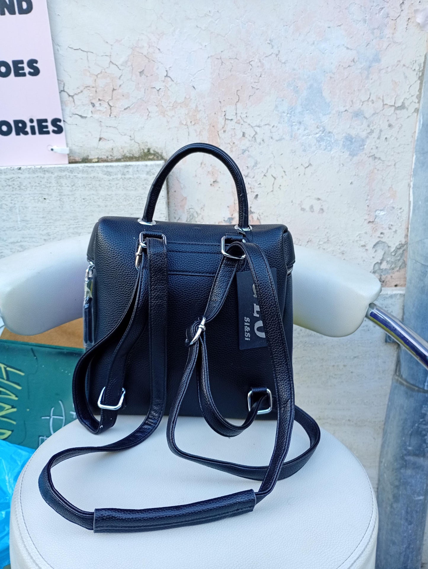 🎃 Descrizione prodotto:  
Porta con te il fascino dark e lo stile unico di Jack, il celebre protagonista di Nightmare Before Christmas, con questa borsa/zaino dipinta a mano. Un accessorio originale, perfetto per chi ama distinguersi con un tocco gotico e creativo.