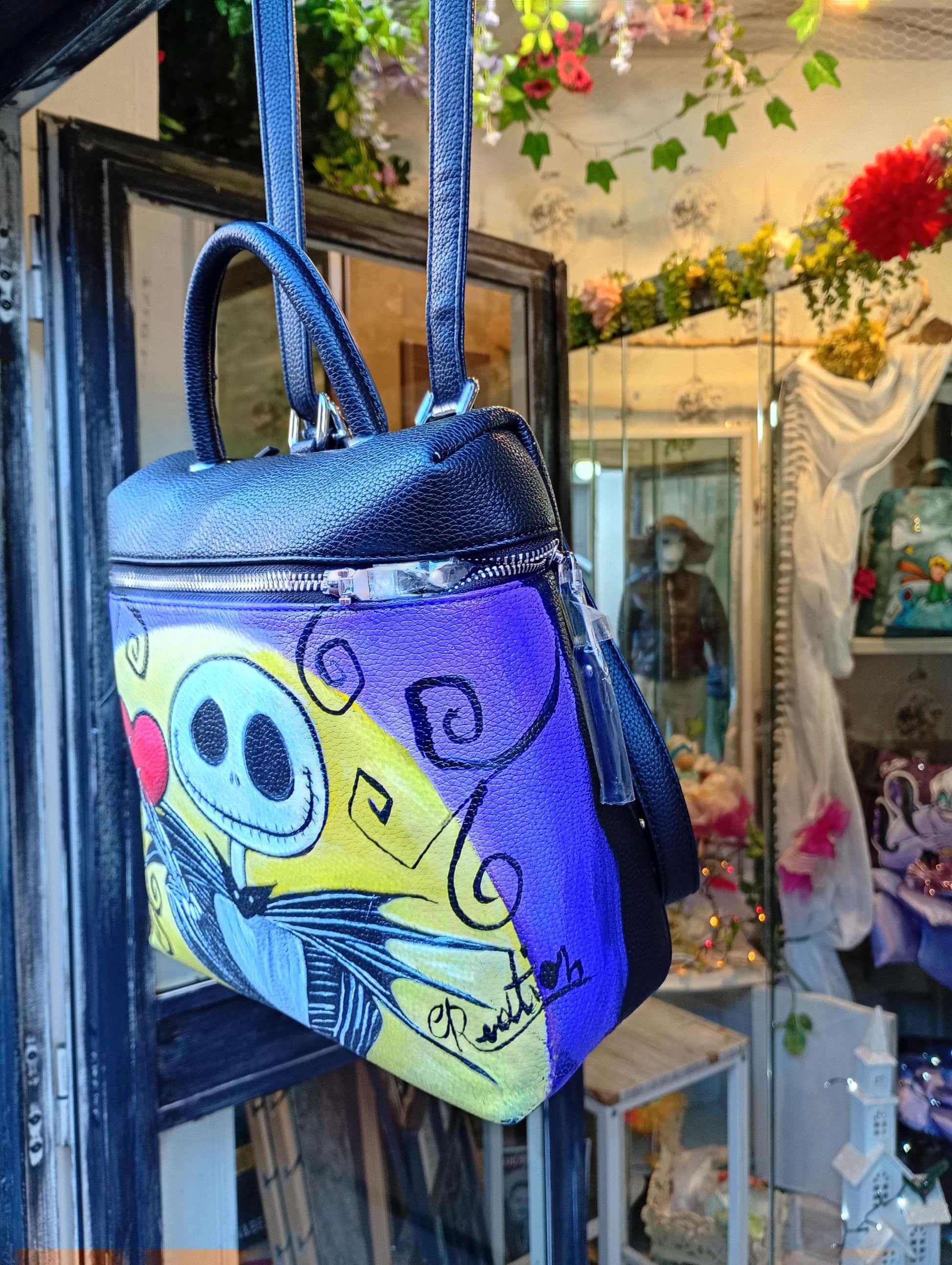 🎃 Descrizione prodotto:  
Porta con te il fascino dark e lo stile unico di Jack, il celebre protagonista di Nightmare Before Christmas, con questa borsa/zaino dipinta a mano. Un accessorio originale, perfetto per chi ama distinguersi con un tocco gotico e creativo.
