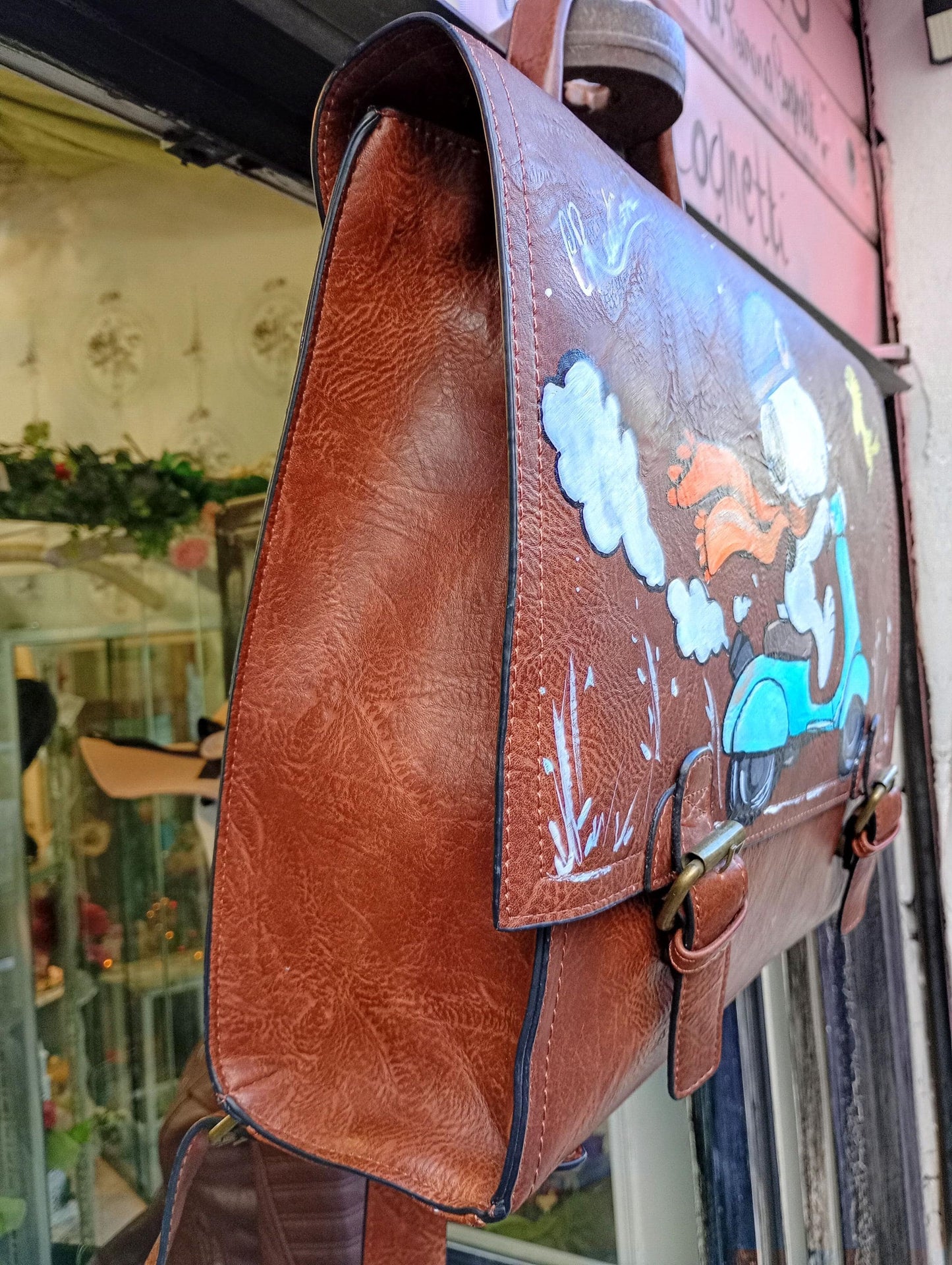 Descrizione prodotto:  
Borsa/zaino artigianale in ecopelle dipinta a mano con protagonista Snoopy in sella a una moto! Un accessorio originale, vivace e pieno di carattere, perfetto per chi ama lo stile unico e vuole distinguersi con arte.