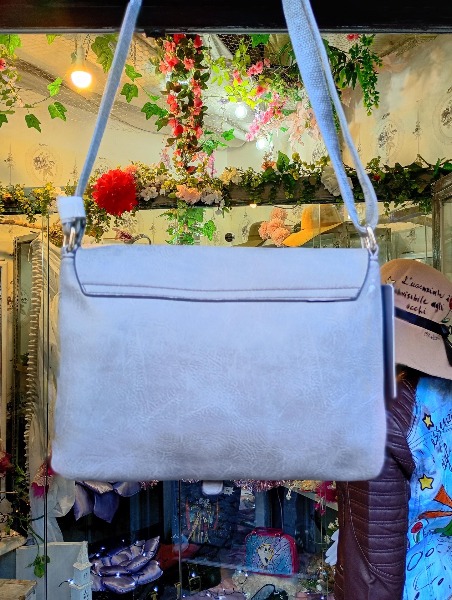 🎨 Descrizione prodotto:  
Un tenero omaggio al mondo dei cartoni giapponesi: Hello Spank prende vita su questa borsa dipinta interamente a mano. Simpatica, nostalgica e originale, perfetta per chi ama distinguersi con stile e creatività.