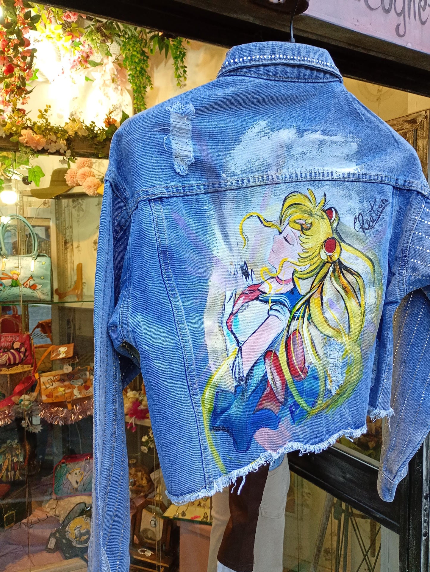 🖌 Descrizione prodotto:  
Un tributo iconico all’eroina più amata degli anime: Sailor Moon! Questo giacchetto di jeans è un pezzo unico, dipinto interamente a mano per portare sempre con te un tocco magico, nostalgico e super originale.