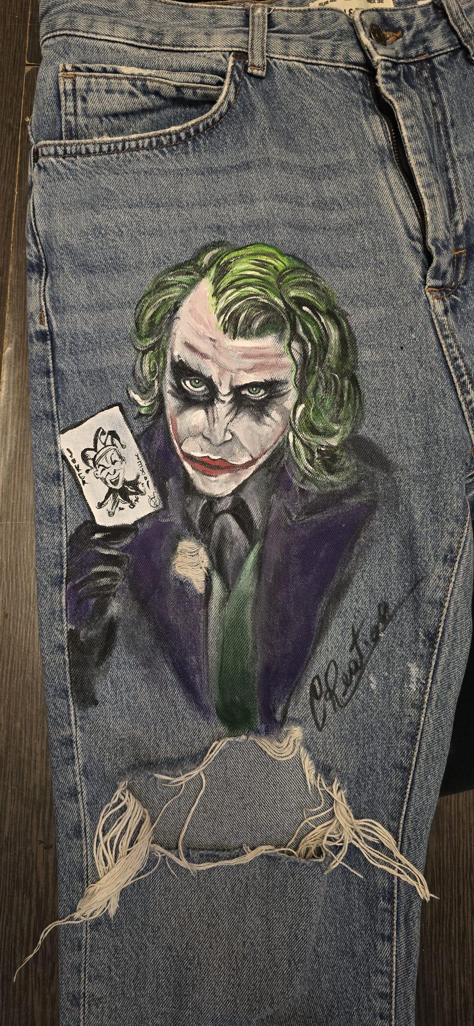 🎨 Descrizione prodotto:  
Pezzo audace e d’impatto per chi ama distinguersi: pantaloni in jeans dipinti a mano con il volto iconico del Joker accompagnato dalla celebre frase "Why so serious?". Ogni dettaglio è realizzato a mano con passione, rendendo questo capo una vera opera d’arte da indossare.