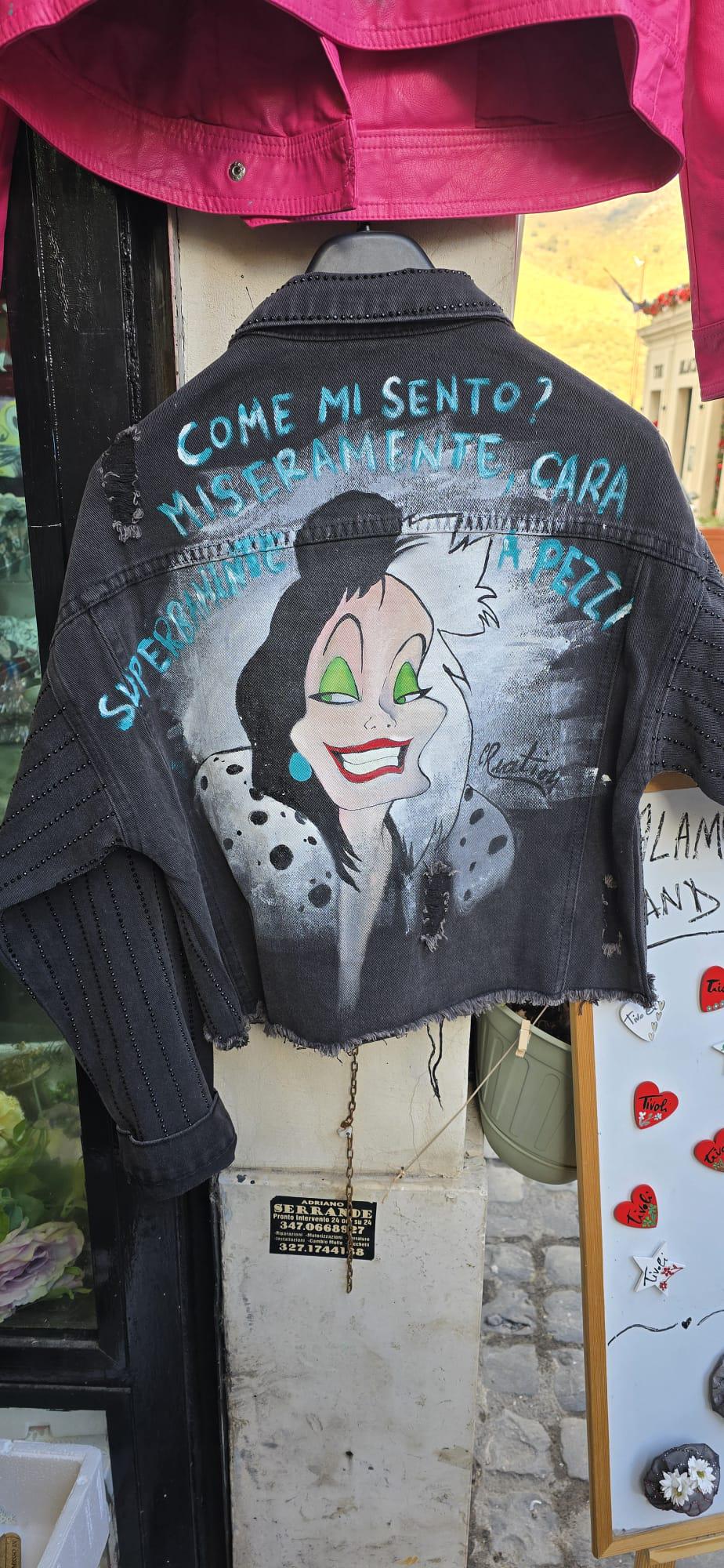 Giacca pelle dipinta a mano Crudelia De Mon Disney, abbigliamento artigianale audace
