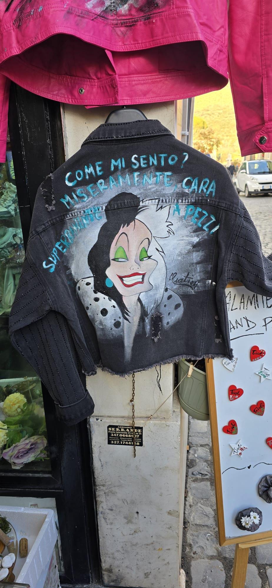 Scopri la potenza dello stile con questa giacca in pelle/eco-pelle dipinta a mano, ispirata a una delle icone più forti e amate: Crudelia De Mon. Un look audace, ironico e artistico per chi ama distinguersi senza compromessi.