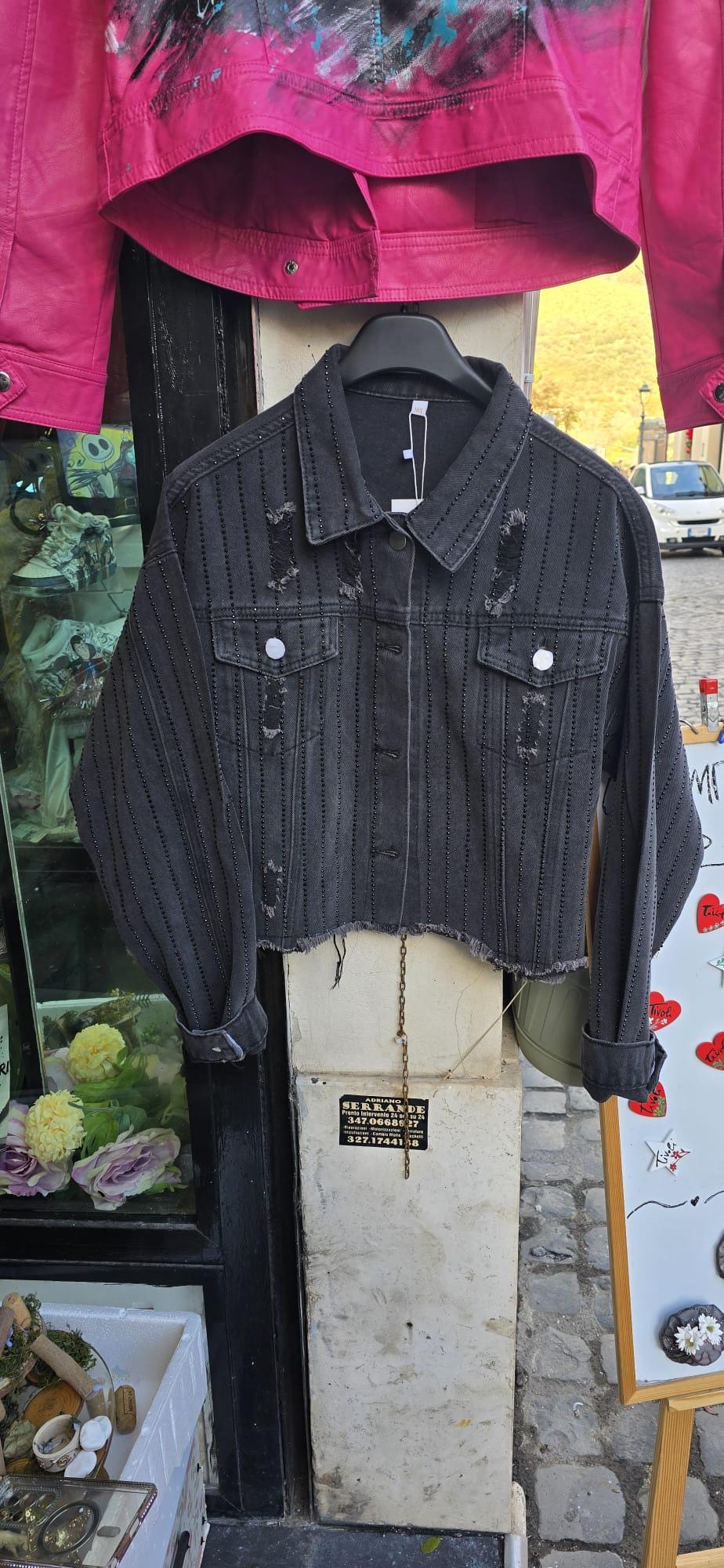 Scopri la potenza dello stile con questa giacca in pelle/eco-pelle dipinta a mano, ispirata a una delle icone più forti e amate: Crudelia De Mon. Un look audace, ironico e artistico per chi ama distinguersi senza compromessi.